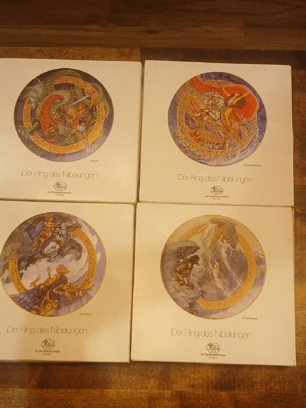 Der Ring des Nibelungen Plate Box Set - White Covers with Illustrated Medallions